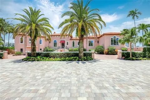 4150 Gulf Shore Blvd N #2, Naples, FL 34103