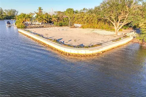 1545 Avion Pl, Naples, FL 34104