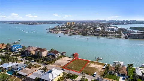 10 Pelican St E, Naples, FL 34113