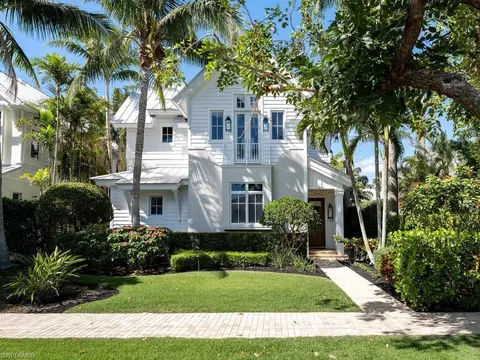 541 4th Ave S, Naples, FL 34102