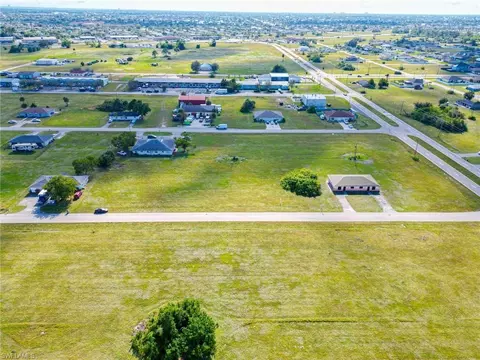 812 NE 8th Ter, Cape Coral, FL 33909