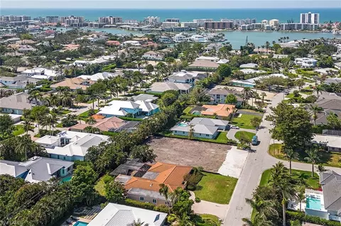 700 Fountainhead Ln, Naples, FL 34103