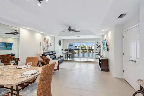 9103 Vanderbilt Dr #307, Naples, FL 34108