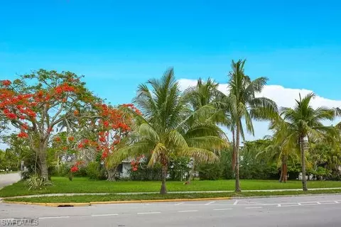 285 10th Ave S, Naples, FL 34102