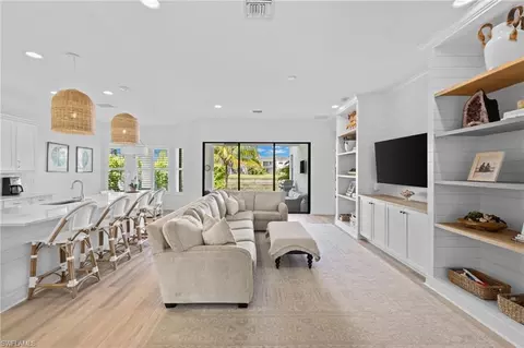 4697 Kensington Cir, Naples, FL 34119