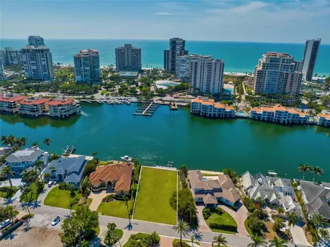 315 Neapolitan Way, Naples, FL 34103