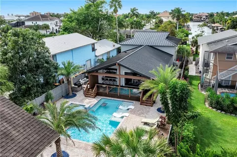 10222 Vanderbilt Dr, Naples, FL 34108