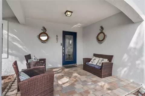 607 102nd Ave N, Naples, FL 34108