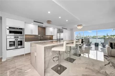 2750 Gulf Shore Blvd N #204, Naples, FL 34103
