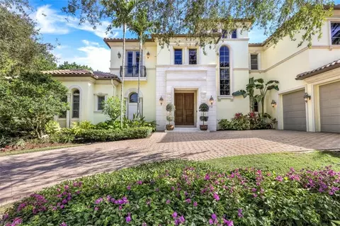372 Cromwell Ct, Naples, FL 34108