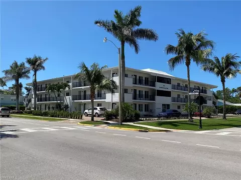 250 7th Ave S #303, Naples, FL 34102