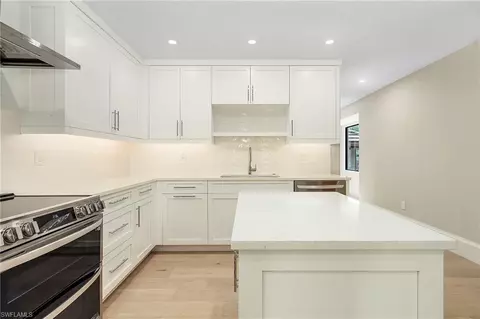 569 Park Shore Dr #G-5, Naples, FL 34103