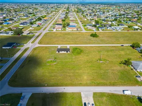 818 NE 8th Ter, Cape Coral, FL 33909