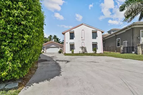 93 Dolphin Cir, Naples, FL 34113