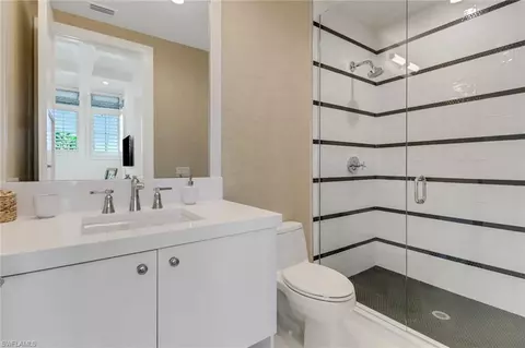 Bath - 125 18th Ave S, Naples, FL 34102 photo 4 of 6
