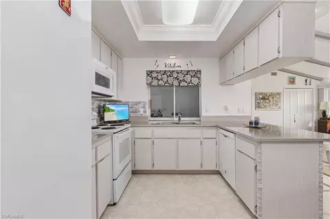 9580 Summer Pl, Naples, FL 34109 photo 9
