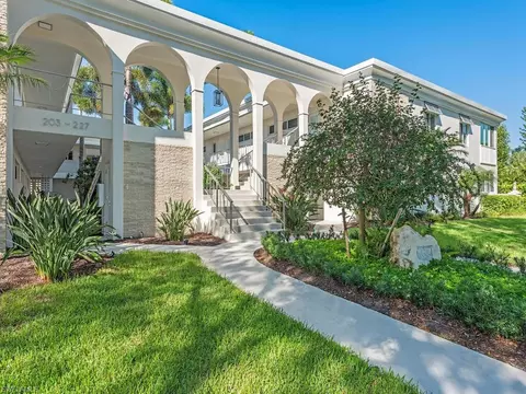 235 3rd Ave S #235, Naples, FL 34102