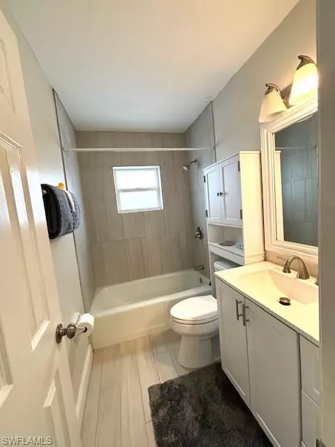 Bath - 655 106th Ave N, Naples, FL 34108 photo 1 of 2
