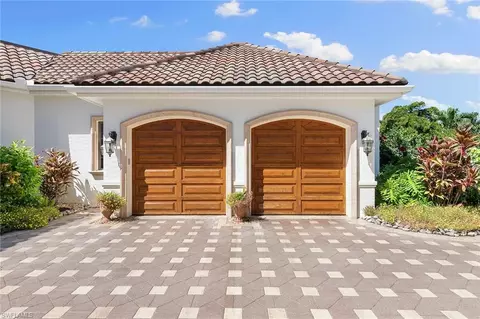 605 Palm Cir E, Naples, FL 34102 photo 4