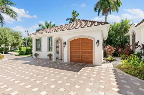 605 Palm Cir E, Naples, FL 34102 photo 3
