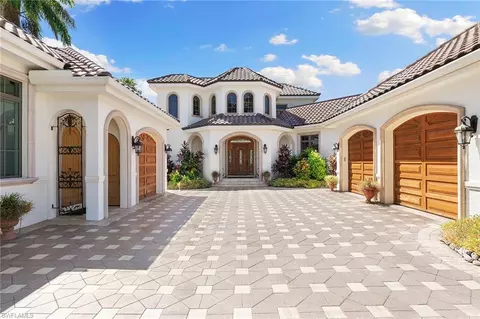 605 Palm Cir E, Naples, FL 34102