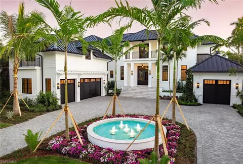 190 7th Ave N, Naples, FL 34102