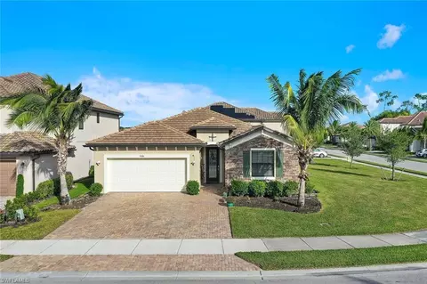 9386 Foxglove Ln, Naples, FL 34120