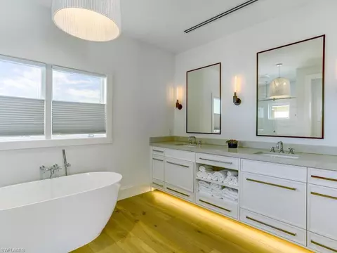 Bath - 783 11th Ave S, Naples, FL 34102 photo 3 of 6