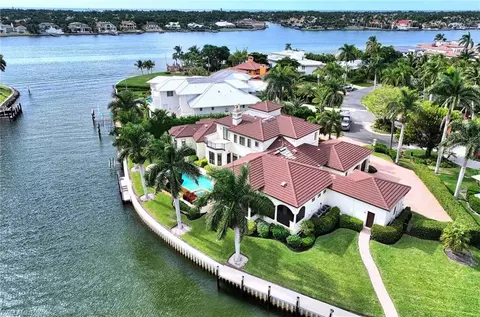 2390 Kingfish Rd, Naples, FL 34102