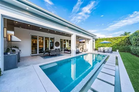 586 Neapolitan Ln, Naples, FL 34103