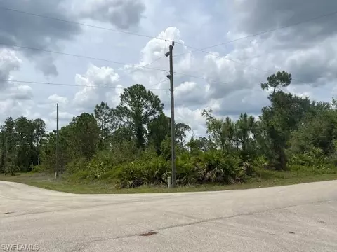 953 Maddock St E, Lehigh Acres, FL 33974 photo 2