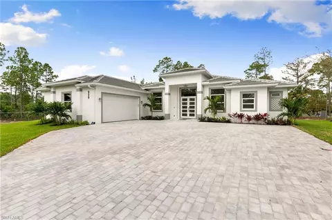 909 8th St SE, Naples, FL 34117