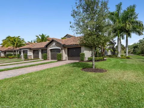 9840 Venezia Cir #811, Naples, FL 34113