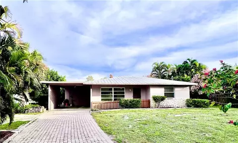 1086 11th St N, Naples, FL 34102
