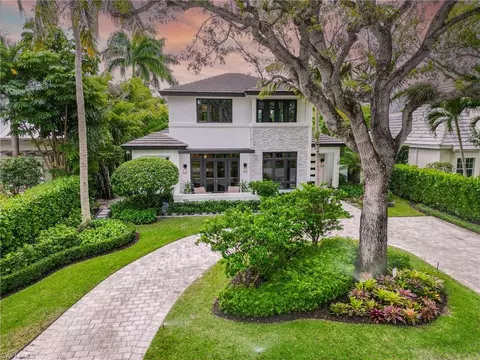 336 1st Ave N, Naples, FL 34102