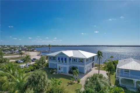 8541 Marie Ln, Bokeelia, FL 33922