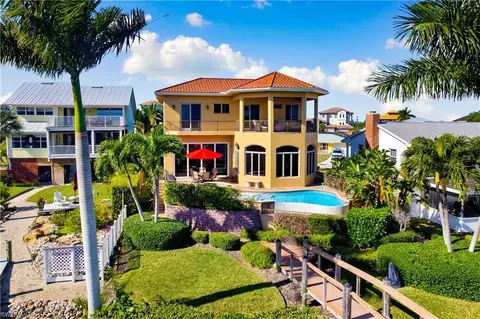 82 Dolphin Cir, Naples, FL 34113 photo 4