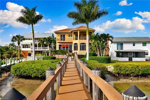 82 Dolphin Cir, Naples, FL 34113