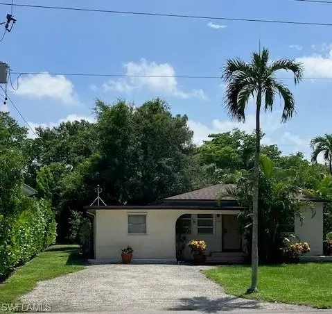 1050 13th St N, Naples, FL 34102