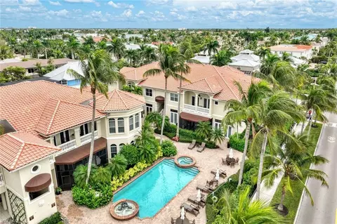 319 7th Ave S #319, Naples, FL 34102 photo 2