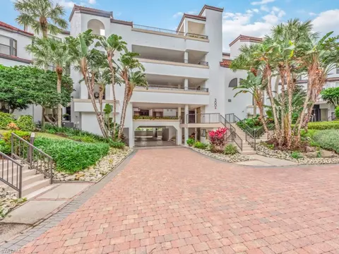 332 La Peninsula Blvd #332, Naples, FL 34113