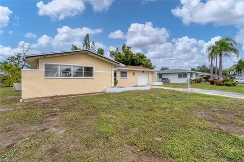 1035 SE 43rd St, Cape Coral, FL 33904