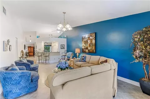 887 Gulf Pavilion Dr #204, Naples, FL 34108