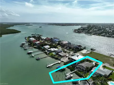 9 Pelican St E, Naples, FL 34113