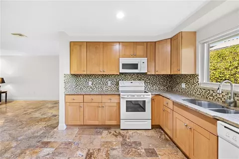 Kitchen - 3200 Binnacle Dr #I1, Naples, FL 34103 photo 2 of 3