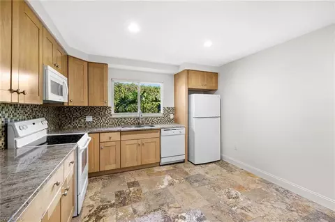 Kitchen - 3200 Binnacle Dr #I1, Naples, FL 34103 photo 3 of 3