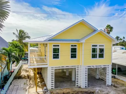 542 Coconut Ave, Goodland, FL 34140