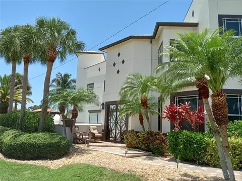 9625 6th St N, Naples, FL 34108