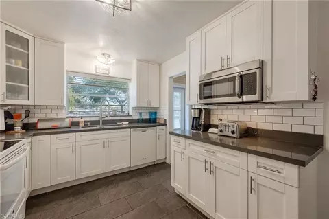 Kitchen - 250 E Circle Dr, Clewiston, FL 33440 photo 4 of 5