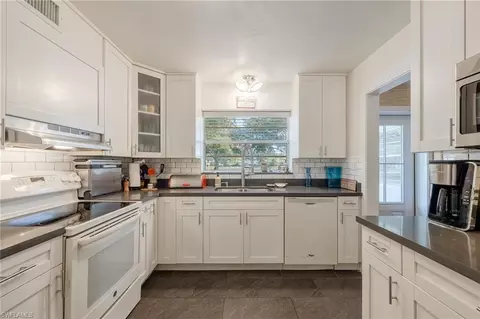 Kitchen - 250 E Circle Dr, Clewiston, FL 33440 photo 3 of 5